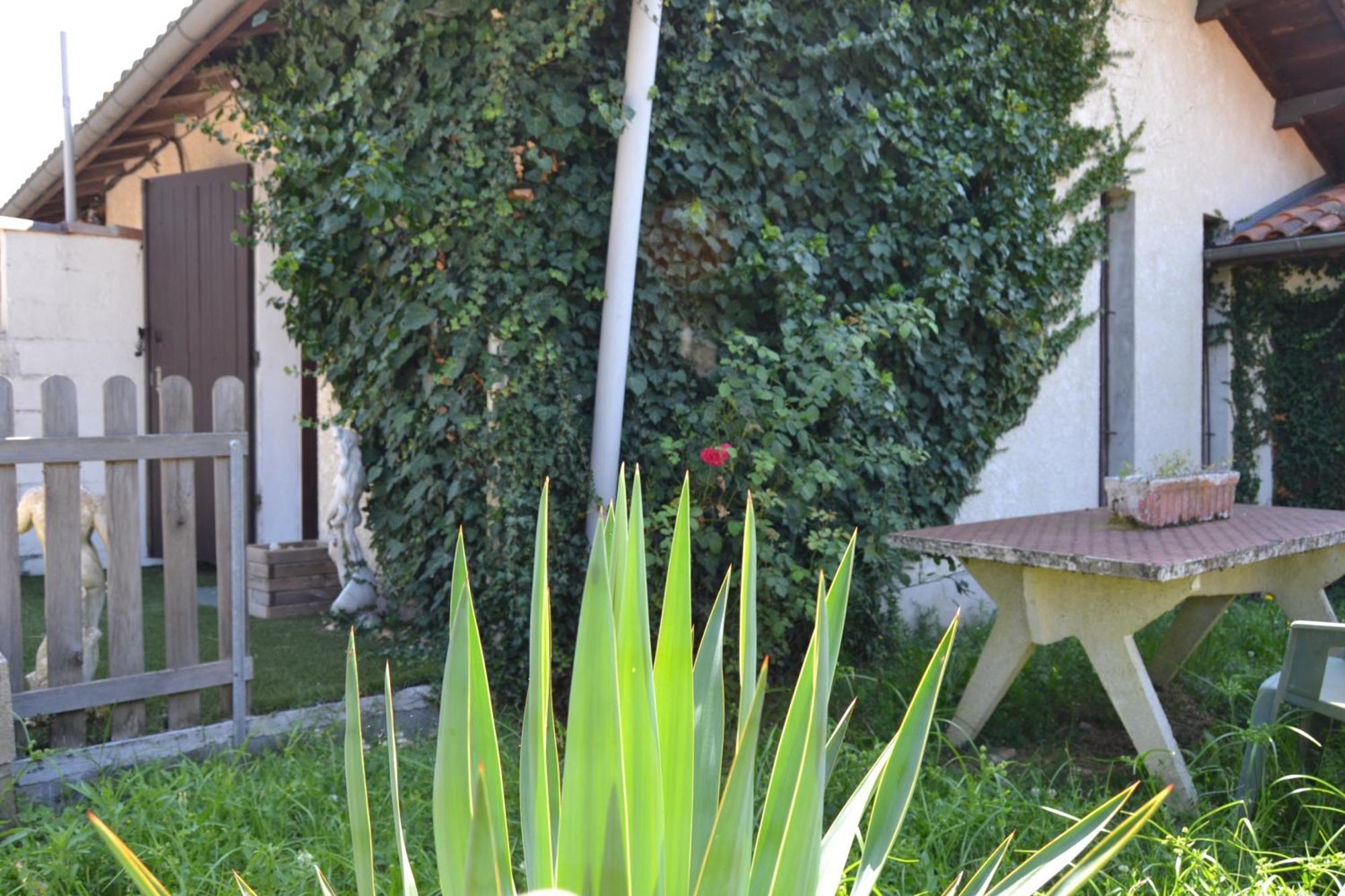 Le Gite De La Lombriere Saint-Denis-de-Pile Luaran gambar