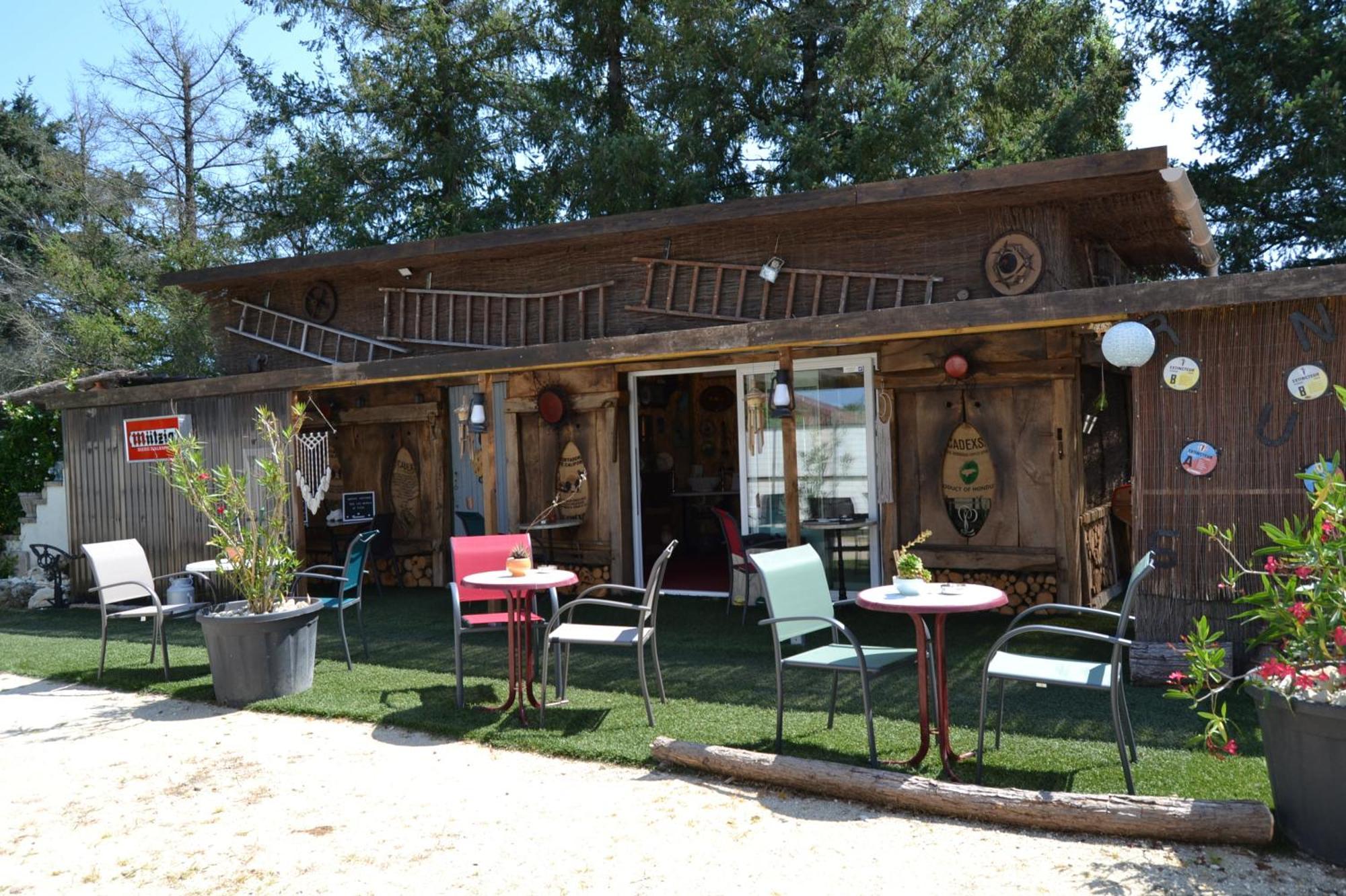 Le Gite De La Lombriere Saint-Denis-de-Pile Luaran gambar